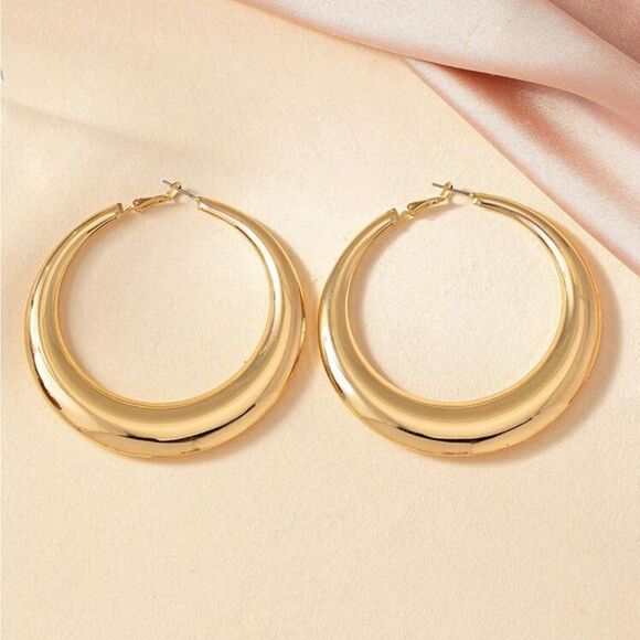 Minimalist Gold Hoop Earrings - Picture 4 of 11